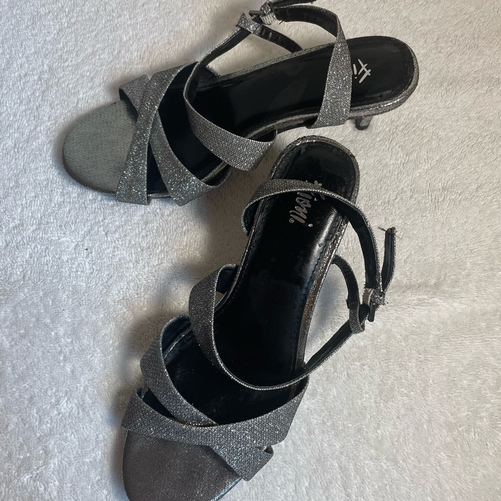 Fioni Elegant Silver Women's Sparkly Strappy Heels,‎ Size 7.5 wide
